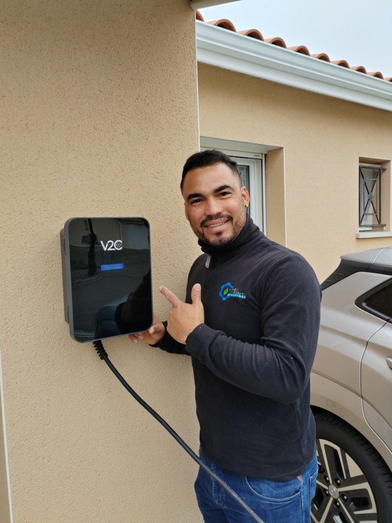 Ronmell Carreras, artisan électricien installateur IRVE KHEMATEC Solutions