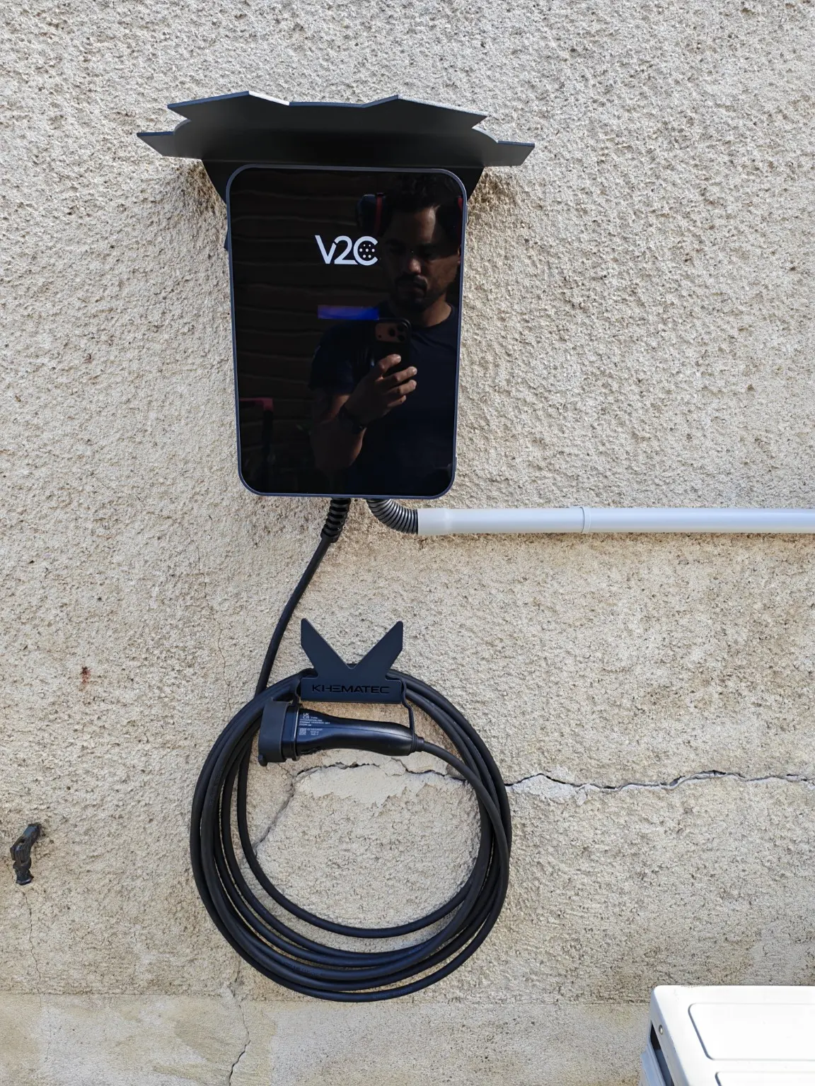 Borne V2C équipée de la protection K-PLUS et du support de câble K-PLI KHEMATEC
