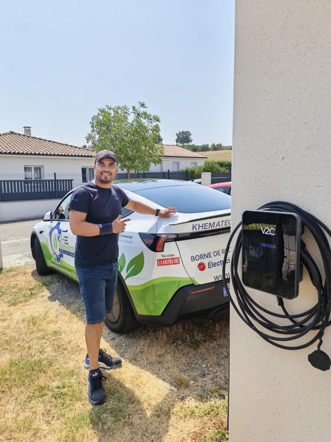 Ronmell Carreras, artisan électricien IRVE KHEMATEC, à côté d’une borne V2C