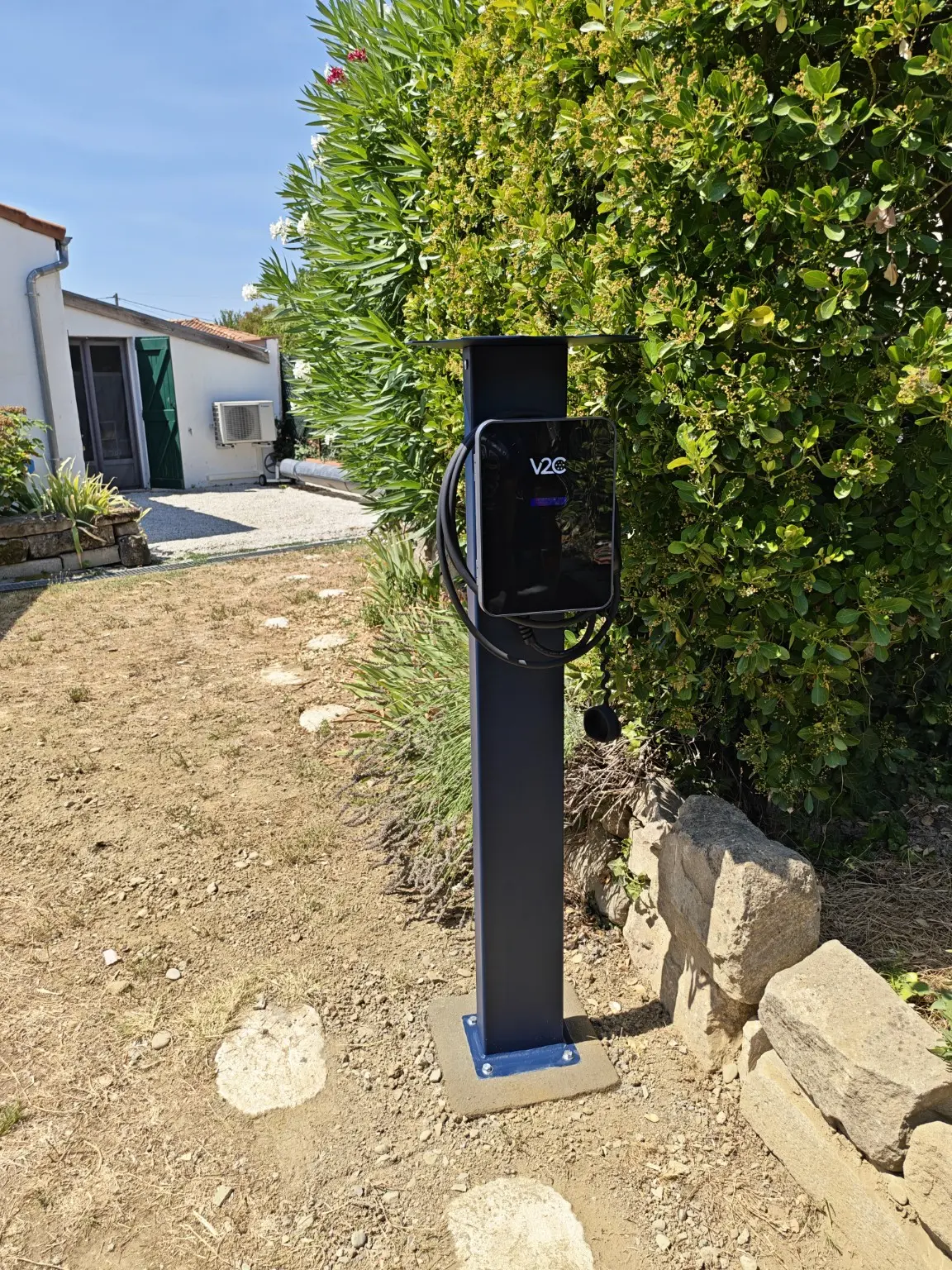 Borne V2C Trydan installée sur piédestal extérieur par KHEMATEC Solutions