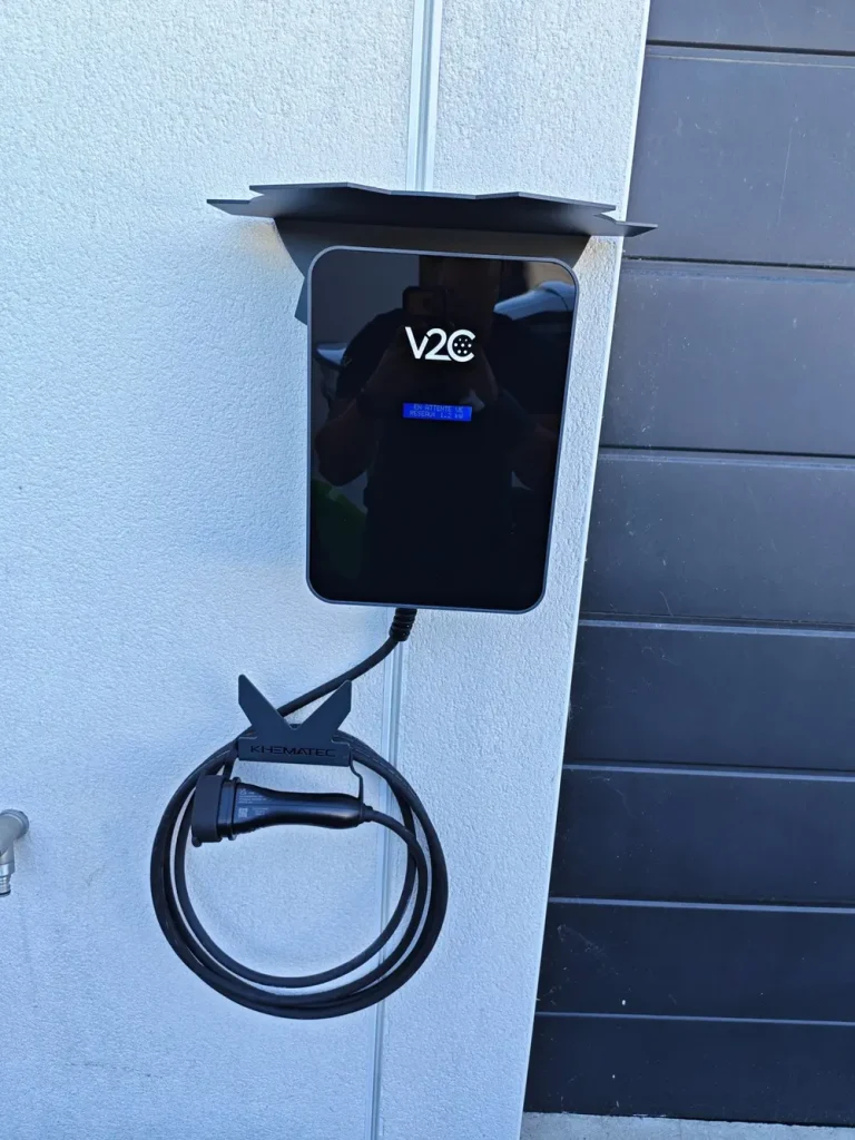 Borne V2C Trydan équipée de la casquette K-PLUS et du support de câble K-PLI KHEMATEC