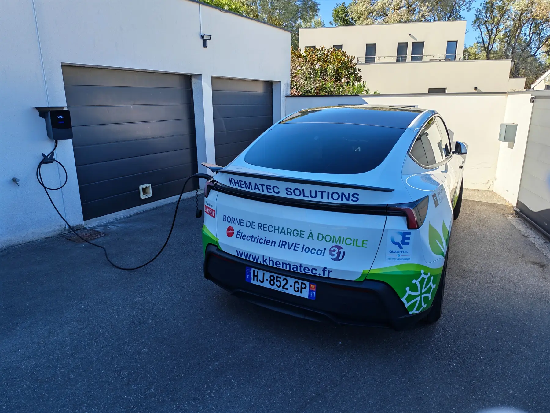 Véhicule KHEMATEC en recharge sur une borne V2C équipée du Pack Duo
