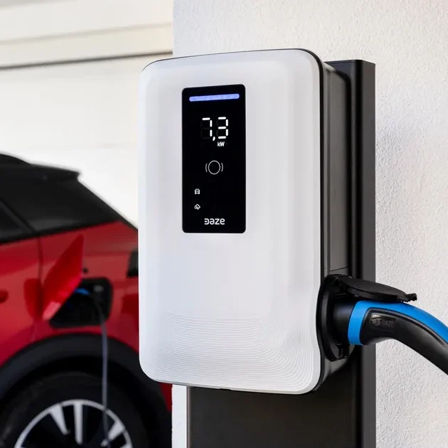 Chargeur de voiture électrique monté sur un mur, affichant le niveau de charge.
