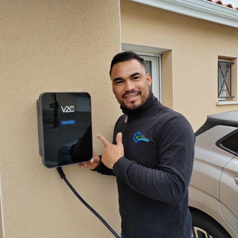 Installateur borne à Toulouse khematec installateur montrant un chargeur de voiture électrique fixé à un mur.