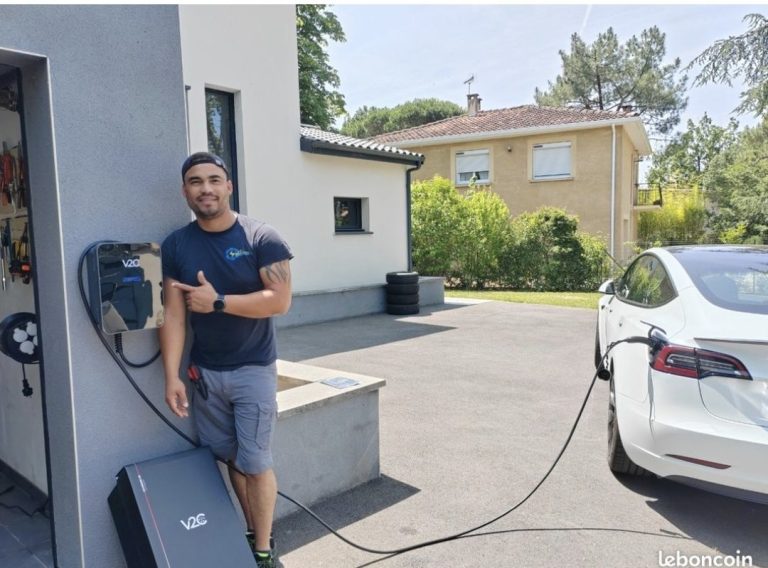Femme en train de brancher une voiture électrique à une borne de recharge.