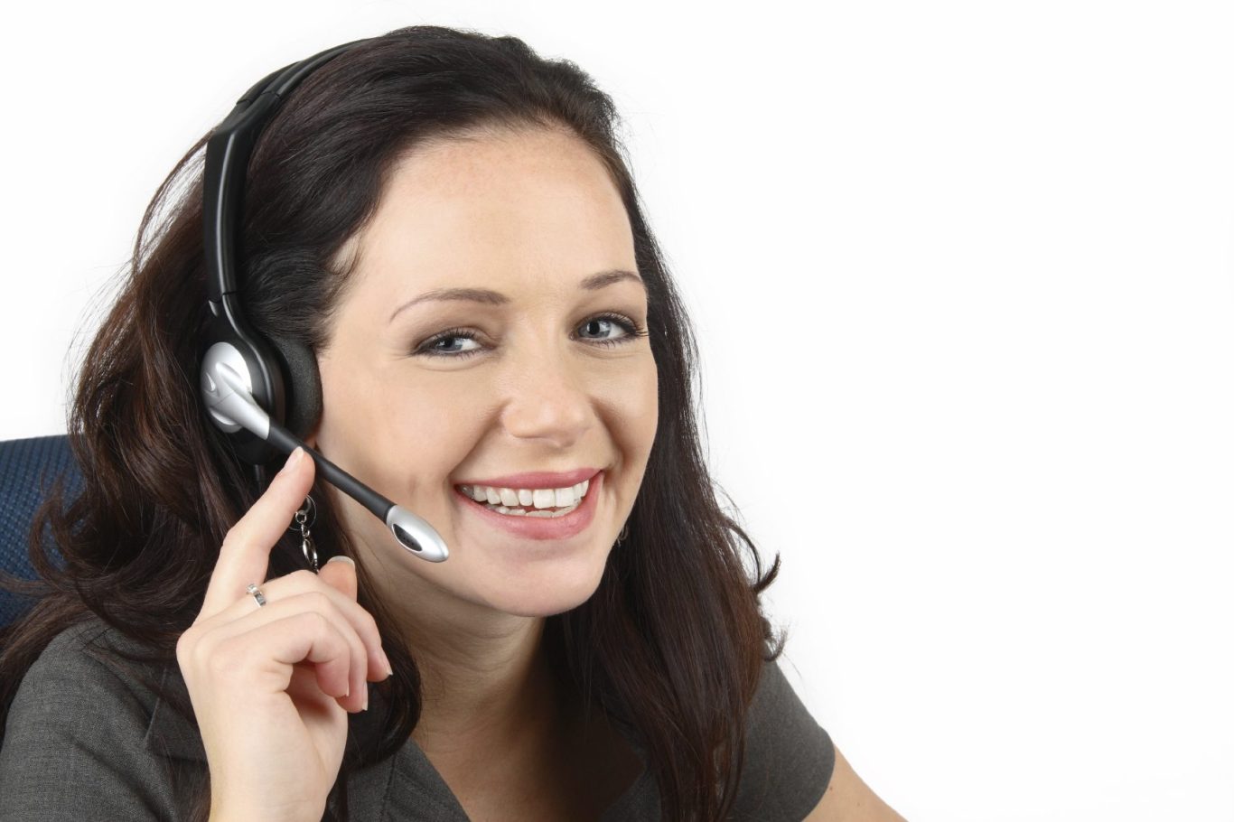 Femme souriante avec un casque et un microphone, prête à aider.